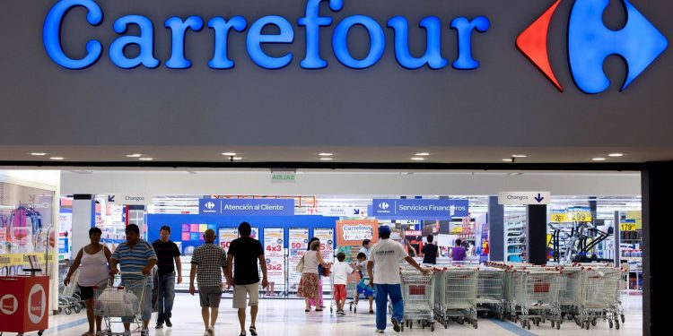 Europa: Carrefour monta escudos en cajeros de supermercados ante crisis de coronavirus