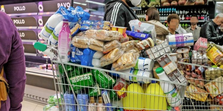 Héroes y descerebrados de unos supermercados en estado de alerta