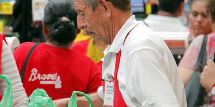 Piden protección para empacadores de centros comerciales
