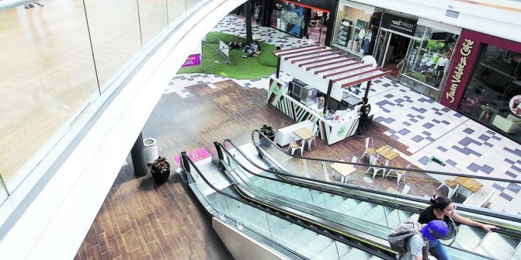 Supermercados se refuerzan ante mayor demanda y malls buscan evitar su cierre