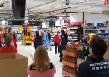 Los empleados de Carrefour se motivan a ritmo de ‘Resistiré’