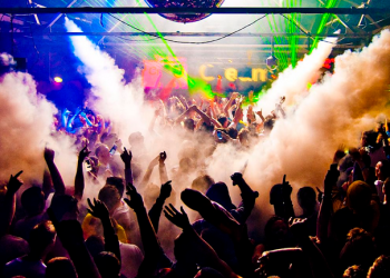 Especialistas recomiendan evitar ir a discotecas, restaurantes y fiestas