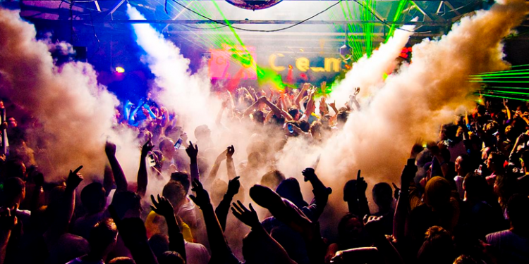 Especialistas recomiendan evitar ir a discotecas, restaurantes y fiestas
