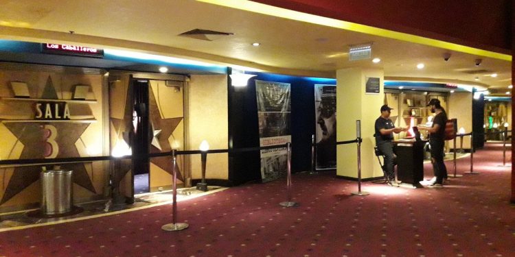 Coronavirus en Argentina: en el primer fin de semana con restricciones, los shoppings están llenos y los cines, vacíos