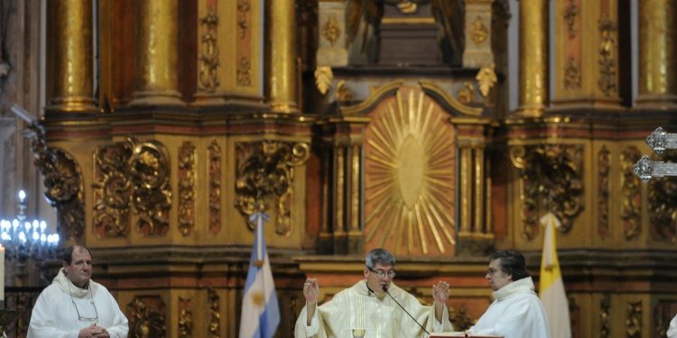 Coronavirus en Argentina: la Iglesia exime de la obligación de ir a misa y suspende el Vía Crucis del Viernes Santo