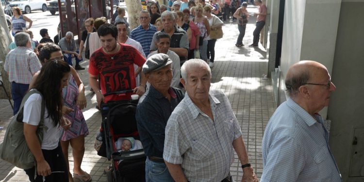 Coronavirus en Argentina: el Gobierno coordina acciones con bancos para cuidar a los que van a cobrar jubilaciones