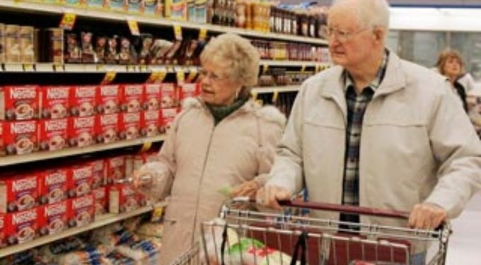 adultos mayores comprando en supermercado