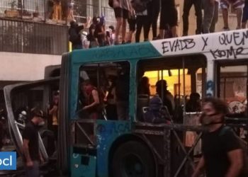 Nueva jornada de protestas en Santiago: cierran estación U. de Chile y vandalizan bus oruga | Nacional