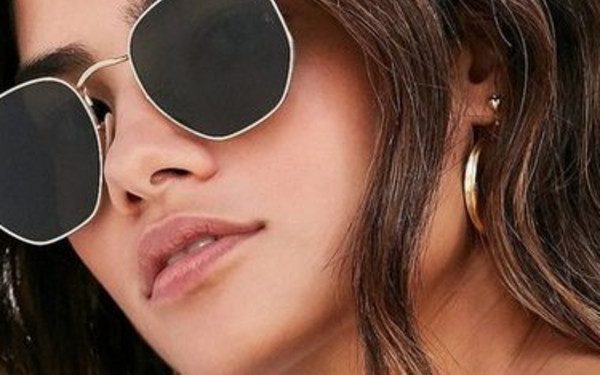 EssilorLuxottica ve un impacto en el segundo trimestre y descarta sus previsiones