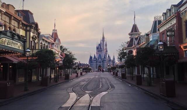 Disney World dejará sin sueldo a 43 mil trabajadores en Estados Unidos