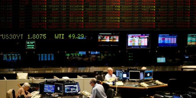 Monedas y bolsas de valores muestran bajas en América Latina