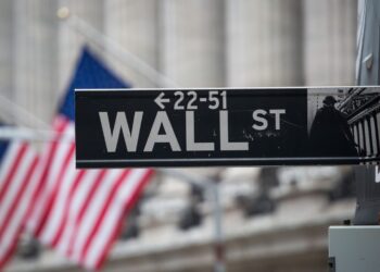 Dow trims rise, S&P 500 turns south in afternoon trade as investors sell tech-related stocks