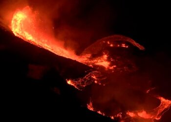 Hawaii: As Kilauea volcano erupts residents told to stay home