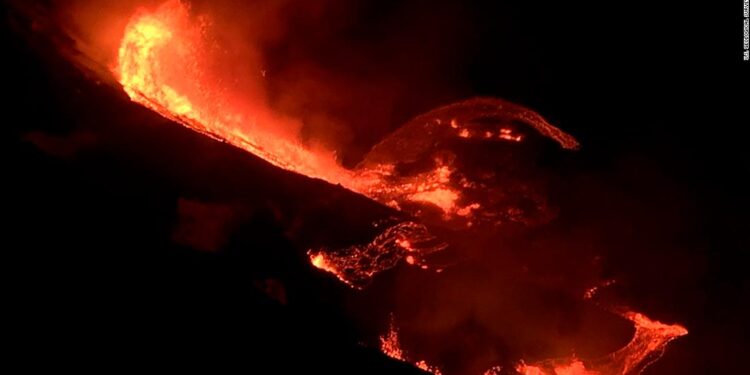Hawaii: As Kilauea volcano erupts residents told to stay home
