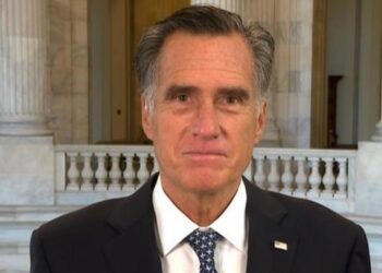 Donald Trump fans chant «traitor» at Mitt Romney on flight from Salt Lake City to Washington, D.C.