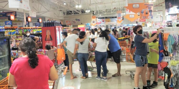 Cancún: Usuarios denuncian falta de medidas de bioseguridad en centros comerciales