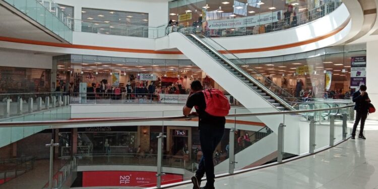 Reabren centros comerciales y tiendas departamentales en México