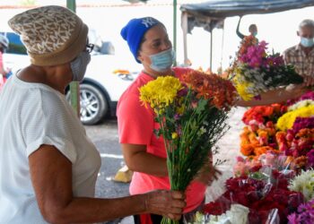 San Valentín activó el comercio en las calles de Santiago