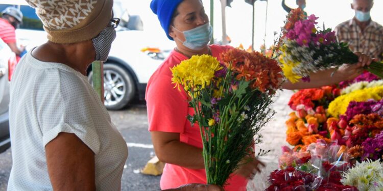 San Valentín activó el comercio en las calles de Santiago