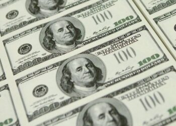 Dólar se contrae ante alza del precio del cobre