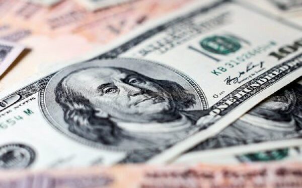 Dólar abre a la baja, pero se resiste a caer por debajo de los $ 700
