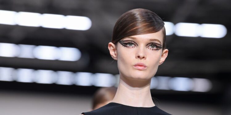 Caen ventas de Valentino, pero sube en China e Internet