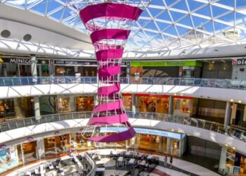 Merlín estudia la venta de cuatro de sus centros comerciales