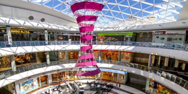 Merlín estudia la venta de cuatro de sus centros comerciales
