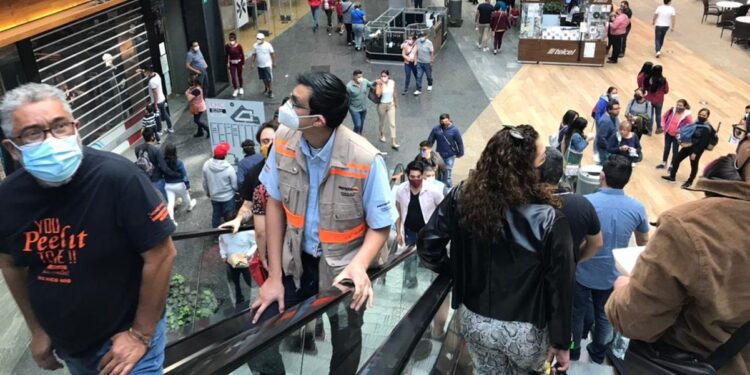 Pese a restricciones, mexicanos celebraron San Valentín en centros comerciales