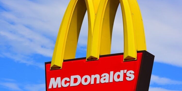 Omnicanalidad: McDonald’s lanza campaña de descargas de apps en plena calle combinando QR y 3D