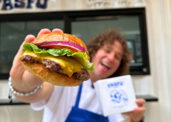 Fasfú Burger Luisito Comunica Perú