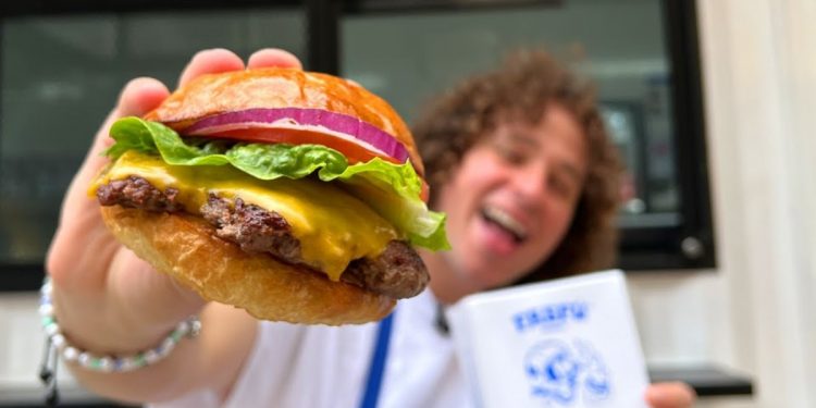 Fasfú Burger Luisito Comunica Perú