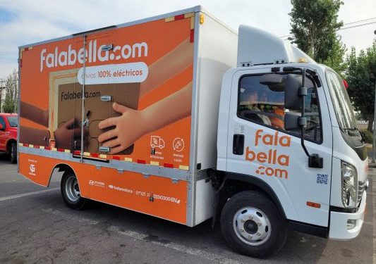 Falabella estrena camión eléctrico para la distribución de su e-commerce