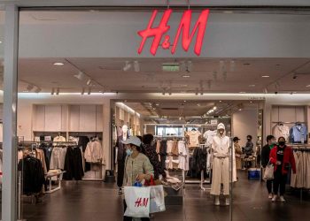 Beneficio de H&M se desploma un 89% en el tercer trimestre nuncia que empleada hizo compras con ella