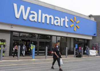 Ganancias de Walmart caen un 25% en el primer trimestre