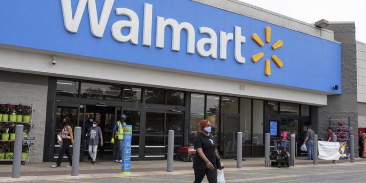 Ganancias de Walmart caen un 25% en el primer trimestre