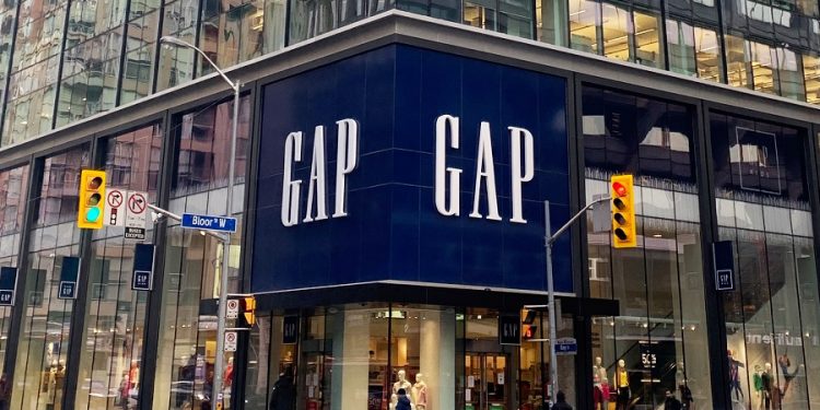 Gap planea despedir empleados para reducir costos