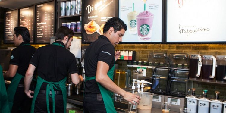 Starbucks subirá su salario, pero niega aumento  a empleados sindicalizados