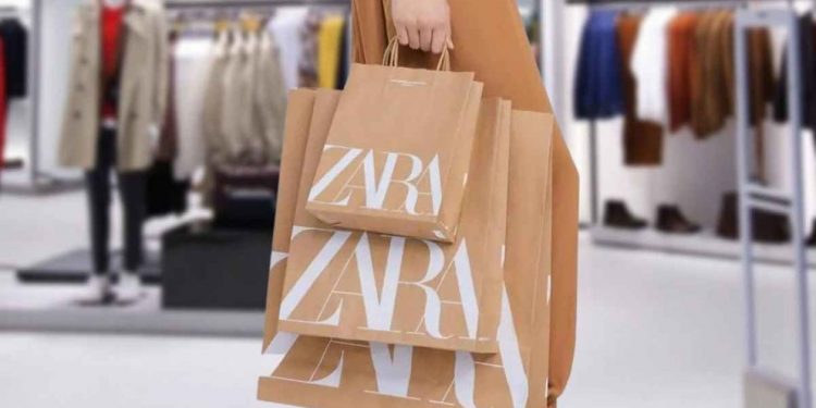Zara empieza a cobrar por envíos online de prendas rebajadas