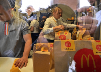 McDonald’s reabre locales en Ucrania y genera grandes colas