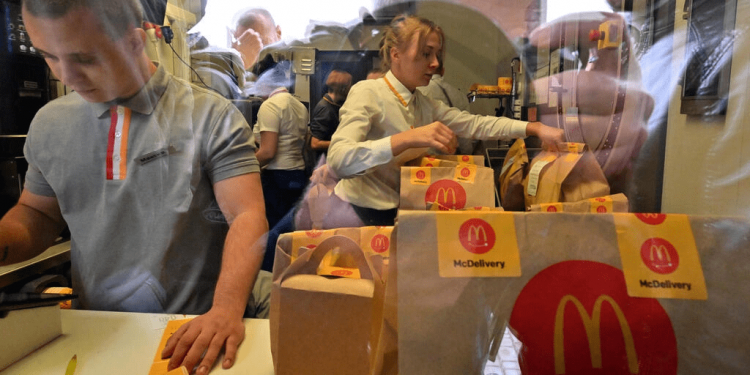 McDonald’s reabre locales en Ucrania y genera grandes colas