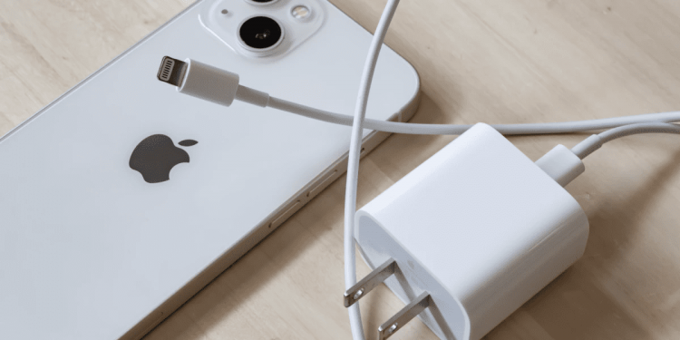 Tribunal de Brasil impone multa millonaria a Apple y ordena que venda iPhones con cargadores