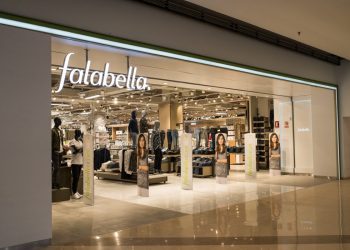 Alertan que calzados comercializados por Falabella en Chile son “un riesgo para la salud”