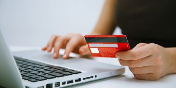 El COVID-19 eleva al 70% la cifra de latinoamericanos con cuenta bancaria