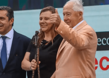 Fundador de Cencosud reaparece y recibe premio por su trayectoria innovadora