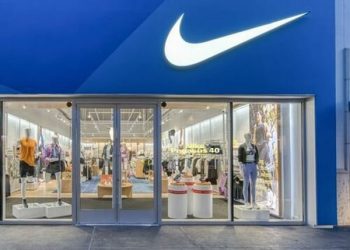 Nike bate su récord de ventas anual, pero gana un 16 % menos