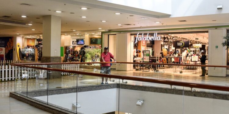 Centros comerciales se posicionan como el tercer sector con mejor reputación en Chile, según estudio de Ipsos