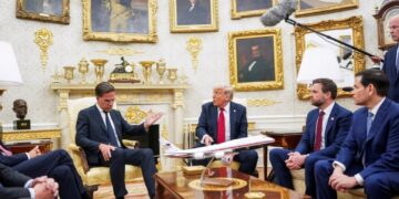 Trump amenaza con imponer aranceles secundarios del 100% a Rusia si no pone fin a guerra en Ucrania