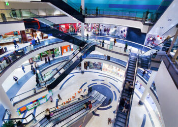 La afluencia a los centros comerciales en junio crece un 2,6%