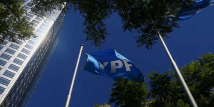 YPF dejará de fabricar un insumo clave para productos de limpieza y preocupa a una gran empresa de consumo masivo